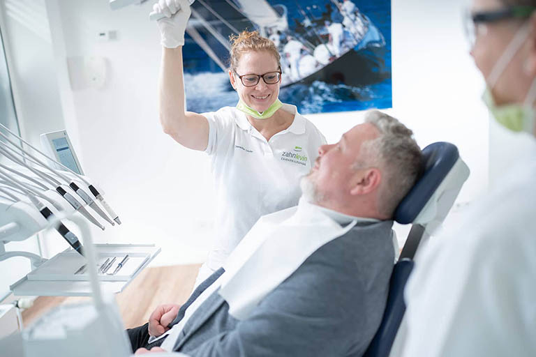 Dr. Jennifer Levin behandelt einen Patienten mit Parodontitis