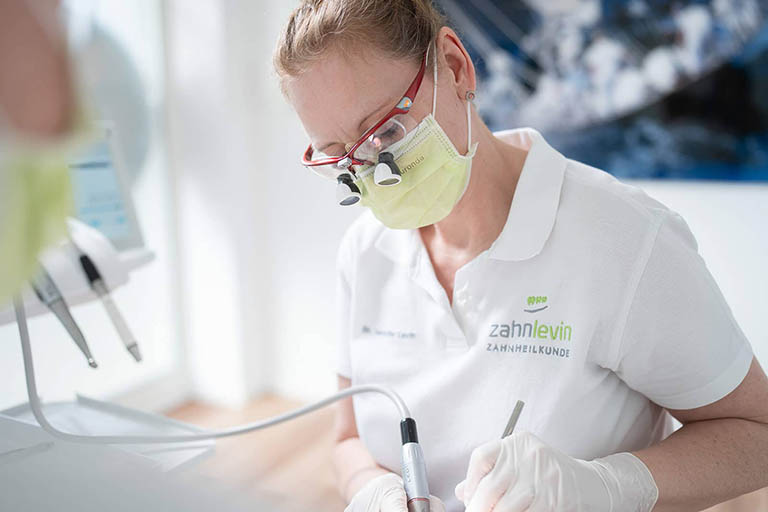 Dr. Levin führt eine präzise Tiefenreinigung während der Behandlung von Parodontitis durch