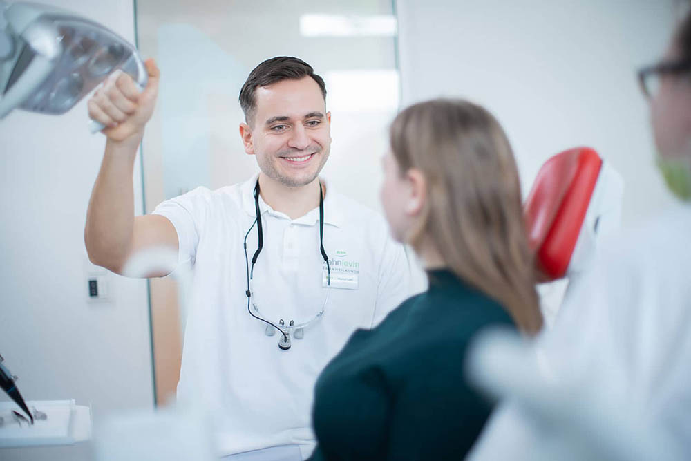 Endodontologie-Spezialist Dr. Lulic berät eine Patientin nach der Erstuntersuchung