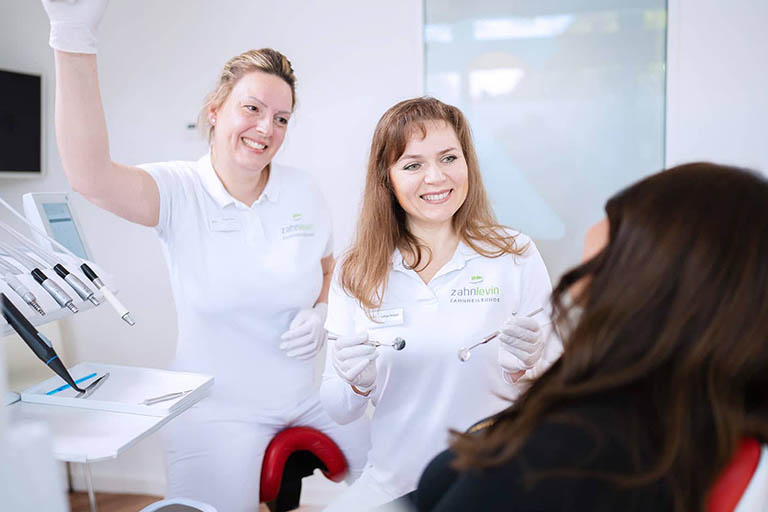 Zahnärztin Frau Nickel und die Behandlungassistentin bei der Untersuchung einer Patientin