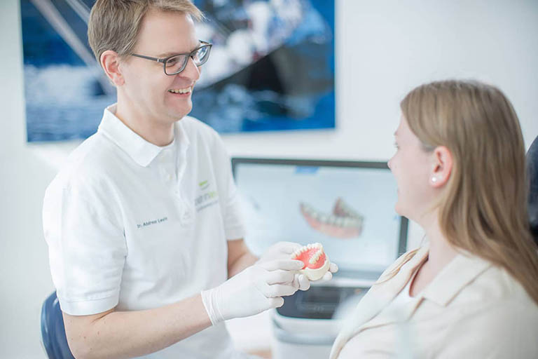 Dr. Andreas Levin im Beratungsgespräch mit einer Patientin