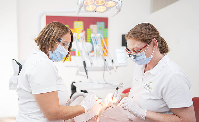 Dr. Levin behandelt eine Patientin unter Einsatz der Lupenbrille für präzise Ergebnisse
