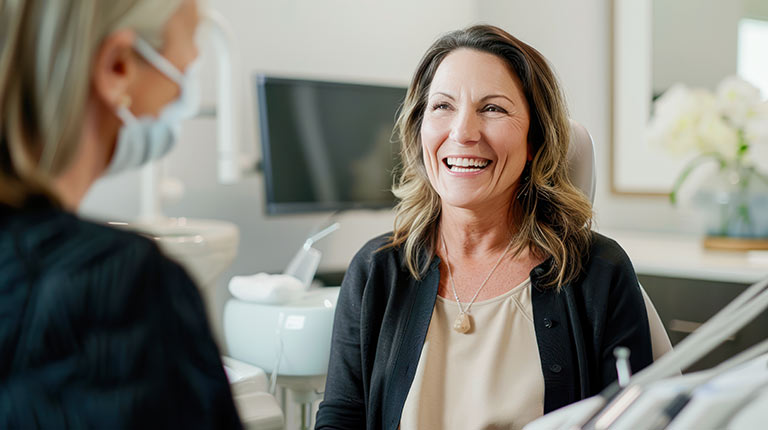 Zahnärztin berät die Patientin zu Hyaluronbehandlungen in der Praxis