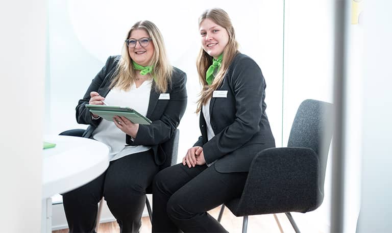 Das Abrechnungsteam berät sich im Besprechungszimmer