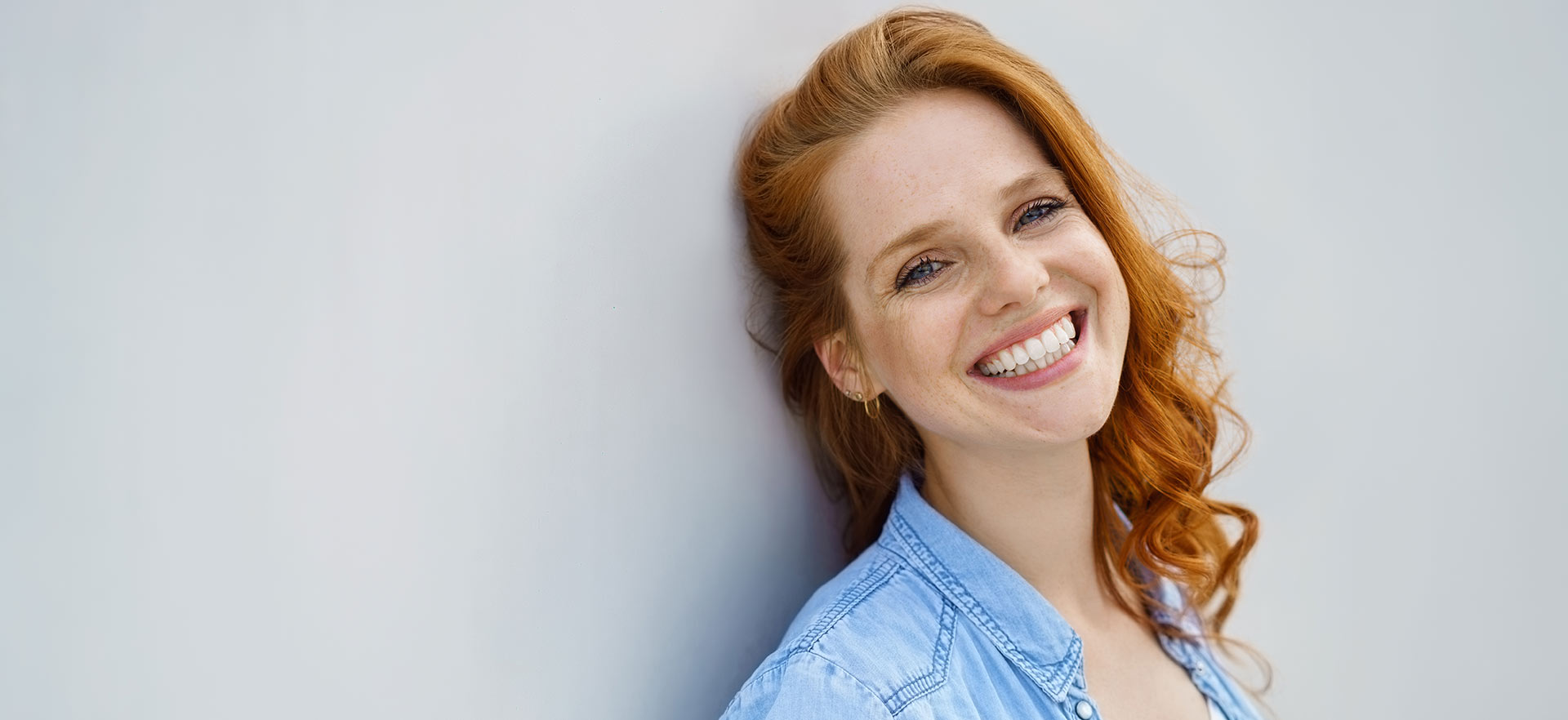Portraitfoto einer lachenden jungen Frau mit strahlend weißen Zähnen