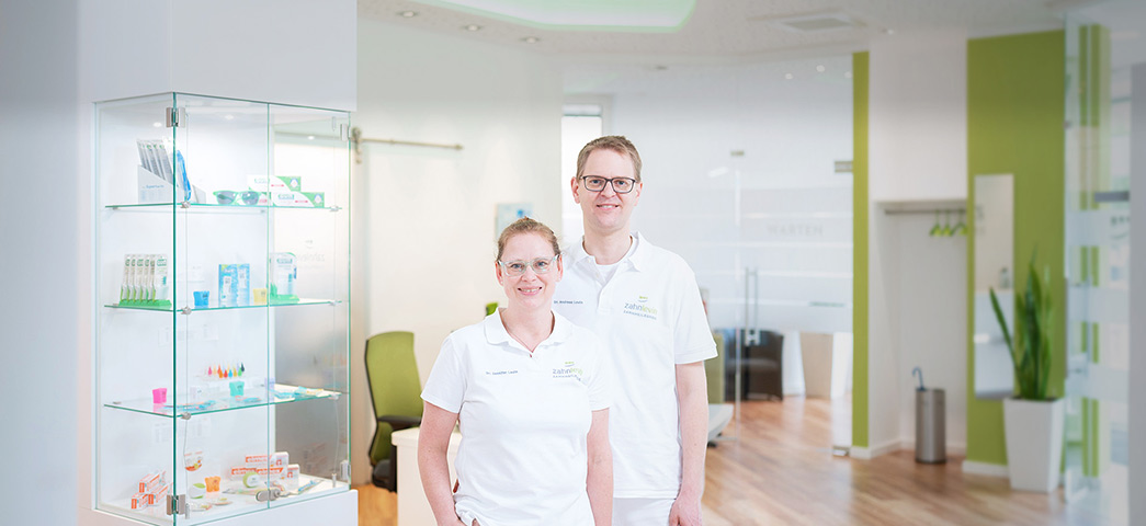 Dr. Jennifer Levin und Dr. Andreas Levin im Eingangsbereich der Zahnarztpraxis
