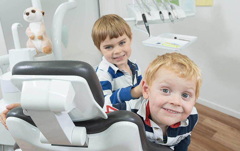 Kinder im Behandlungszimmer der Zahnarztpraxis