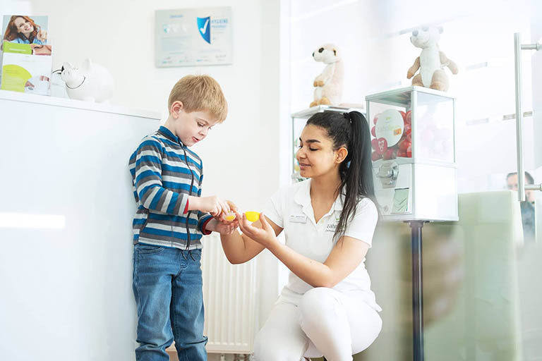 Nach erfolgreicher Zahnbehandlung wartet eine Überraschung auf Ihr Kind