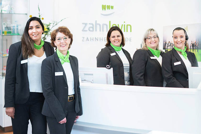 Team im Empfangsbereich