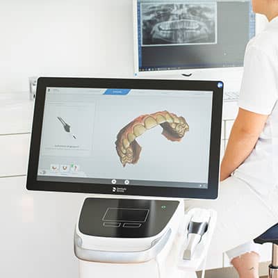 Moderne Zahntechnik mit 3D Röntgen