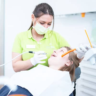 Durchführung einer gründlichen Zahnsteinentfernung