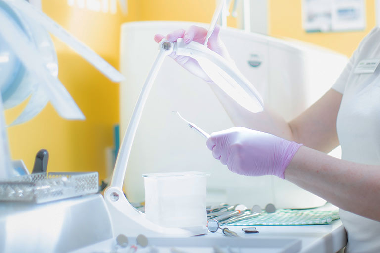 Unsere Hygiene-Spezialistin prüft die zahnmedizinischen Geräte nach der Sterilisation für höchste Hygienestandards