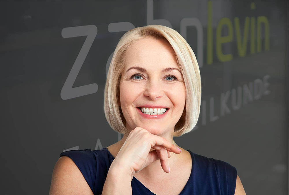 Frau mit fest sitzender und ästhetischer Vollprothese