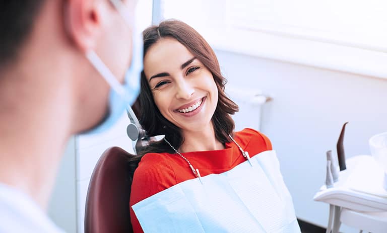 Entspannte Patientin auf dem Behandlungsstuhl